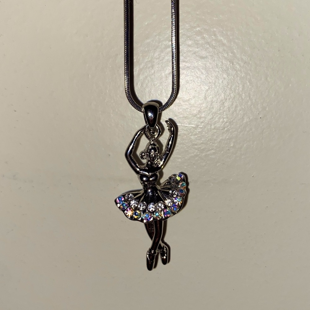 NWOT Dancer necklace